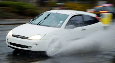 נהיגה בגשם או שמש מסנוורת