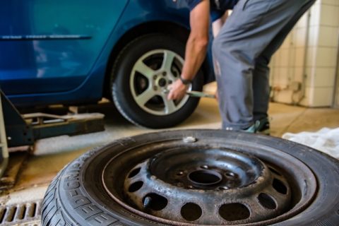 פנצ'ר ברכב חשמלי – מה עושים? פנצר בגלגל חשמלי מה עושים